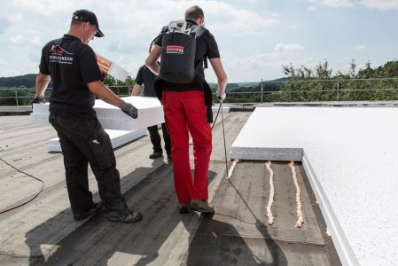 Ocieplenia dachów płaskich - Skuteczne mocowanie termoizolacji na dachu płaskim - Soudatherm Roof