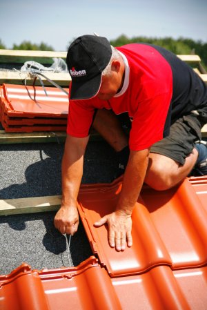 Pokrycia dachowe / Ceramiczne - Dach odporny na wiatr – jaki wybrać materiał i jak zamontować