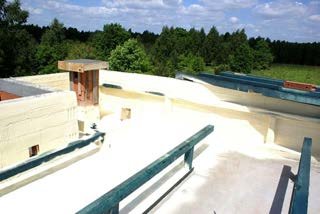 Dachy płaskie - Systemy natryskowej pianki poliuretanowej - niezawodna izolacja dachów płaskich