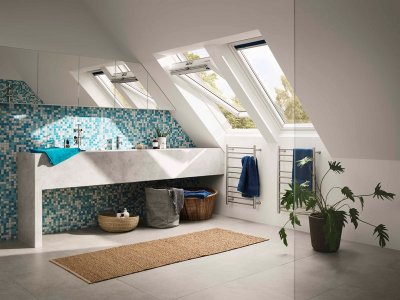 Poddasza - Nowe, trzyszybowe okno dachowe VELUX do łazienki i kuchni