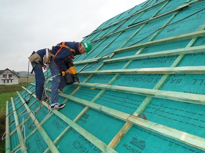Wentylacja dachów - Rola membran wysokoparoprzepuszczalnych dla prawidłowego funkcjonowania dachu