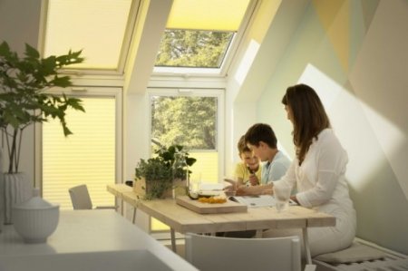 Okno w dachu - Komfortowe mieszkanie na poddaszu latem. Jak chronić się przed upałem?