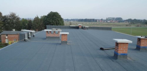 Dachy p������������������askie - Dachy płaskie z izolacją wodochronną<br />
- instrukcje techniczne dotyczące wykonania izolacji przeciwwodnych
