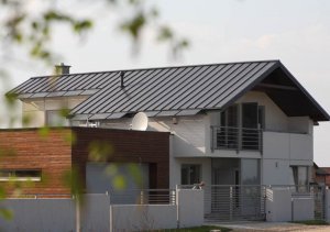 Pokrycia dachowe / Blaszane - Wytłaczana blacha na rąbek stojący. Rozwiązanie na dachy budynków nowoczesnych oraz stylowych rezydencji
