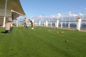 Dachy zielone - Dachy zielone na pełnym morzu – pływające pole golfowe w systemie Optigrun