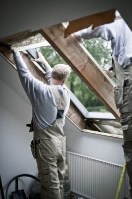 Okno w dachu - Cena decyduje, ekologia do poprawy – Polacy wybierają materiały budowlane
