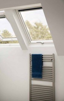 Poddasza - Nowe, trzyszybowe okno dachowe VELUX do łazienki i kuchni