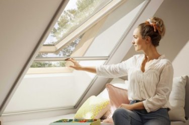 Okno w dachu - Komfortowe mieszkanie na poddaszu latem. Jak chronić się przed upałem?