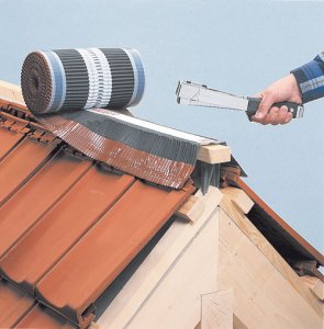 Wentylacja dachów - Wentylacja i  zabezpieczenie kalenicy w dachu spadzistym.