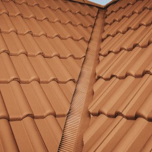 Pokrycia dachowe / Ceramiczne - Systemowe rozwiązania - gwarancją bezpiecznego dachu na długie lata.